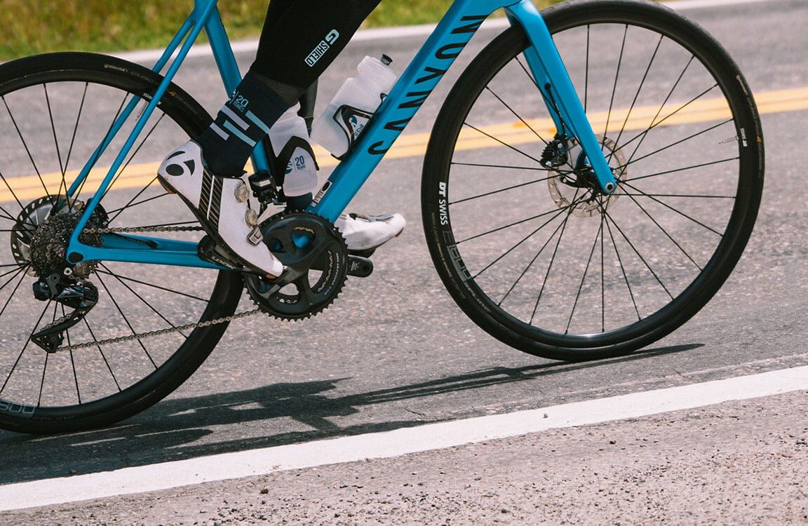 weight loss article road cyclist pedaling a canyon